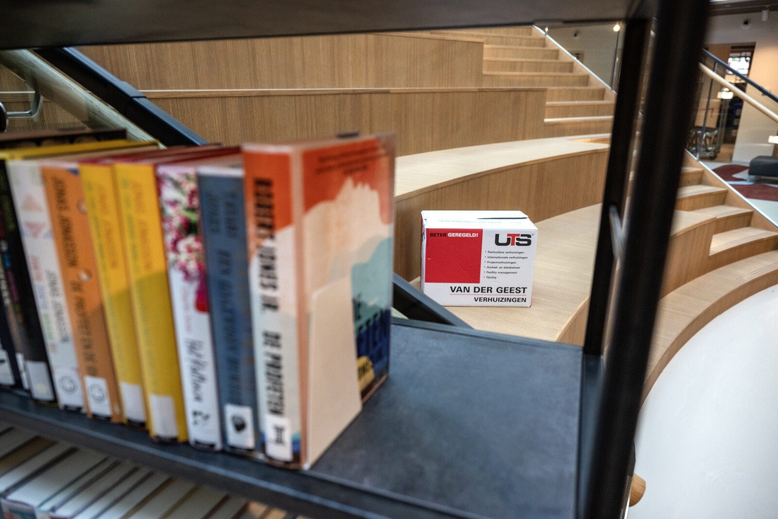 Boeken worden ingepakt in Van der Geest verhuisdozen